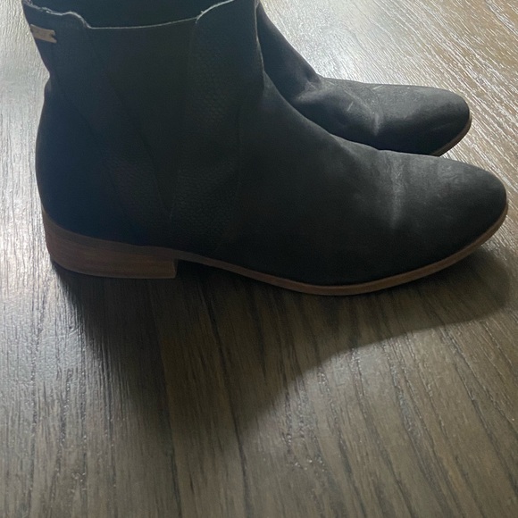 Roxy Shoes - Roxy Black Ankle Boots with Brown Sole